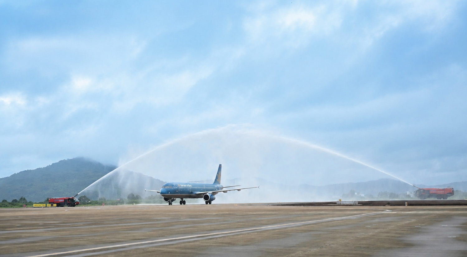 1-chuyen-bay-dau-tien-cua-vietnam-airlines-dap-xuong-san-bay-lien-khuong-duoc-chao-don-bang-nghi-thuc-phun-voi-rong-danh-dau-thoi-khac-san-bay-lien-khuong-chinh-thuc-tro-lai-hoat-dong-sau-hon-5-thang-tam-dung-de.jpg