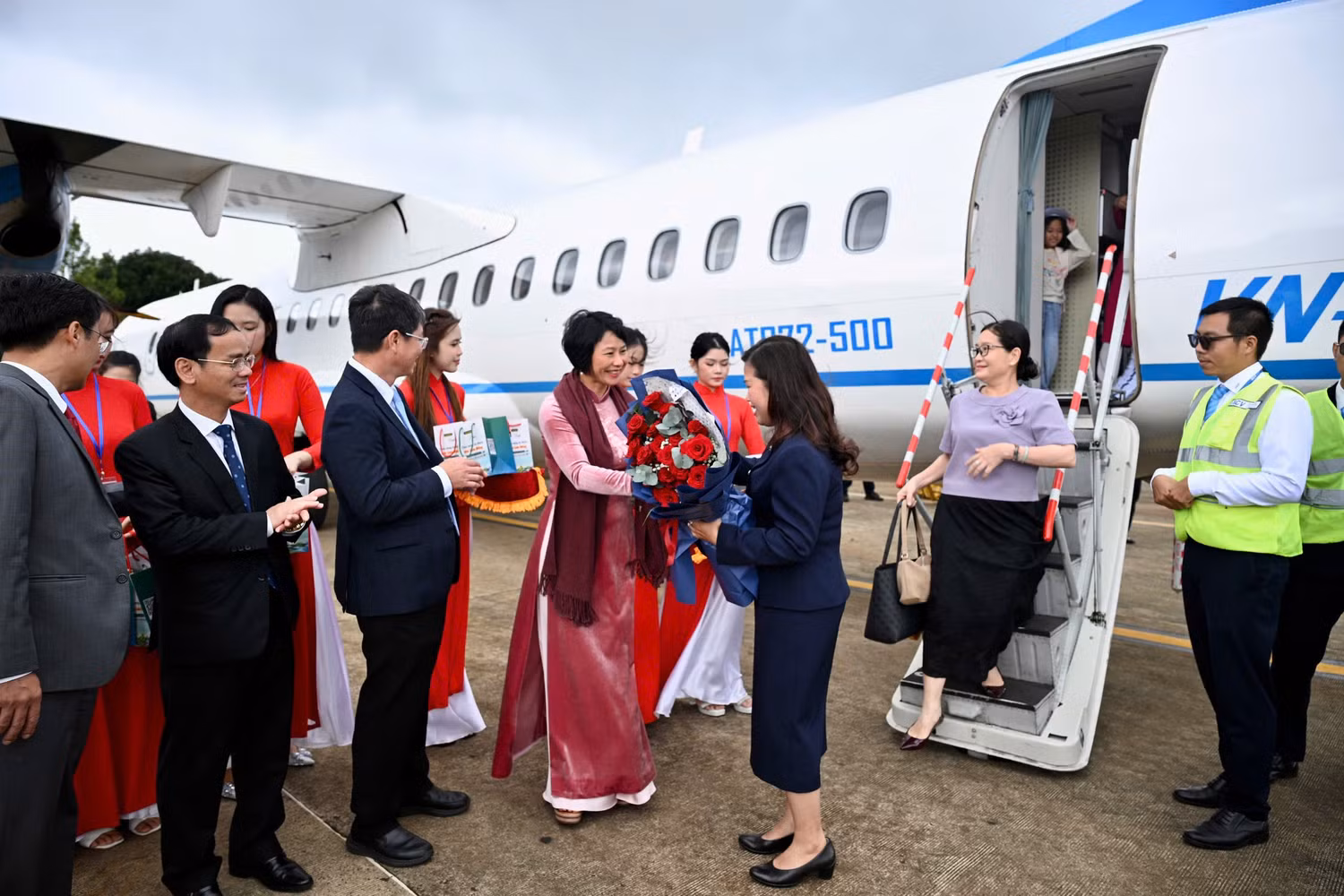 8-hanh-khach-dau-tien-tren-chuyen-bay-vn8020-tu-can-tho-do-vasco-khai-thac.jpg