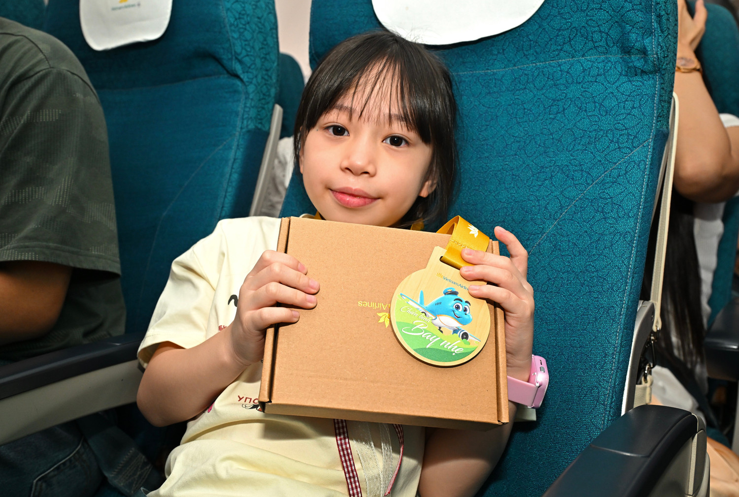 9-bay-nhe-them-vui-voi-cac-hang-khach-nhi-khi-duoc-nhan-qua-tu-vietnam-airlines.jpg