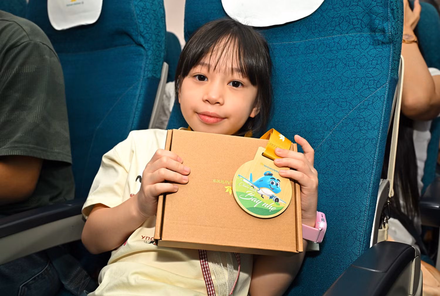 9-bay-nhe-them-vui-voi-cac-hang-khach-nhi-khi-duoc-nhan-qua-tu-vietnam-airlines.jpg