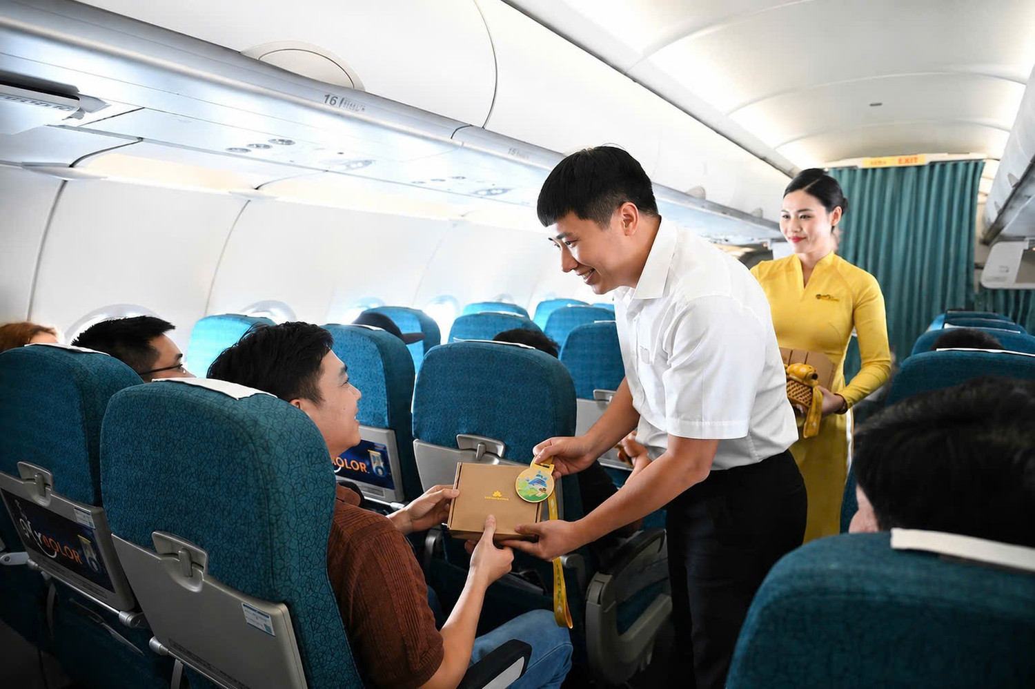 6-ong-vuong-phuc-nghia-dai-dien-vietnam-airlines-trao-huy-chuong-chien-binh-bay-nhe-cho-hanh-khach-co-nhung-hanh-dong-than-thien-voi-moi-truong-tren-chuyen-bay.jpg