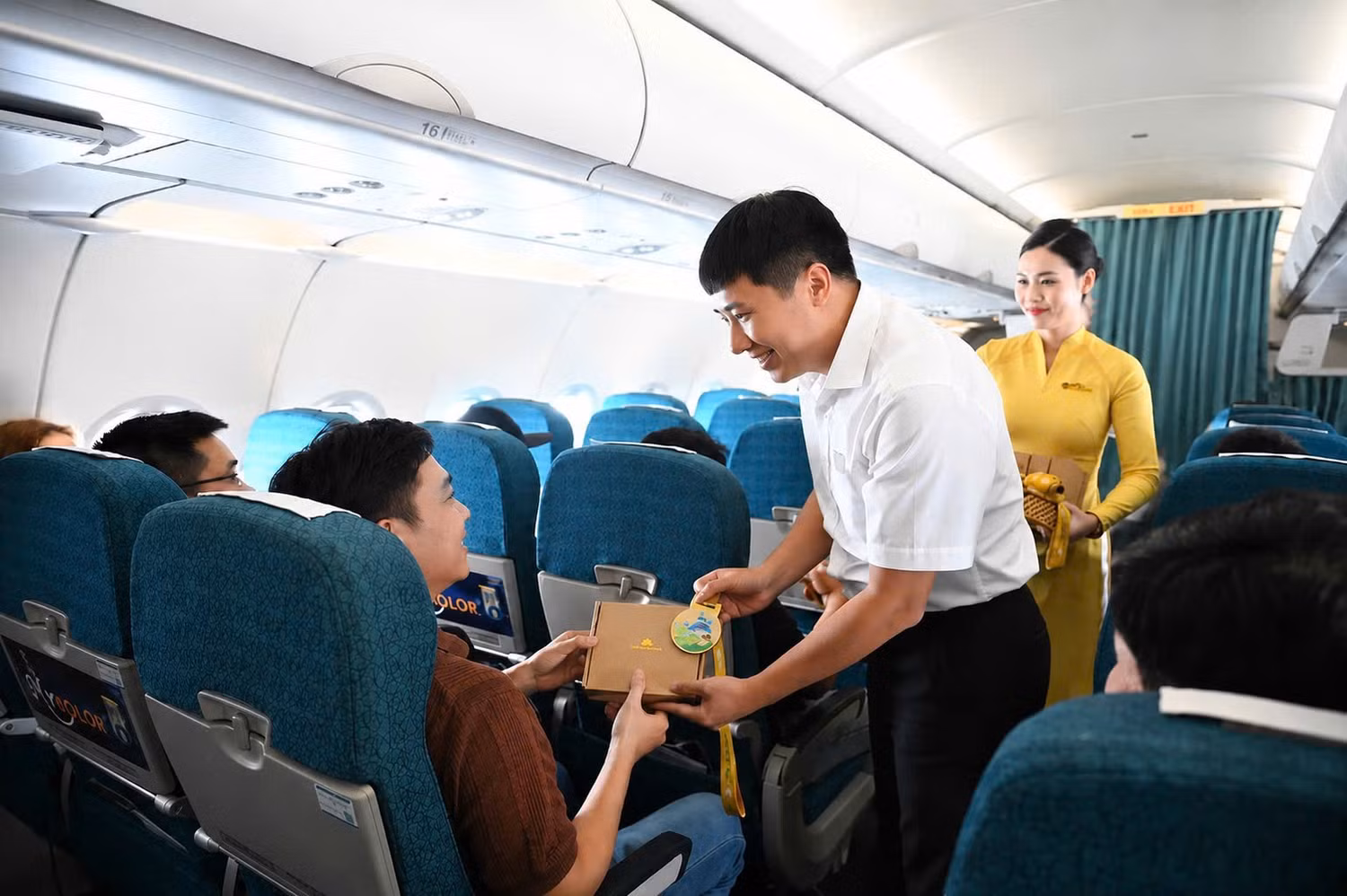 6-ong-vuong-phuc-nghia-dai-dien-vietnam-airlines-trao-huy-chuong-chien-binh-bay-nhe-cho-hanh-khach-co-nhung-hanh-dong-than-thien-voi-moi-truong-tren-chuyen-bay.jpg