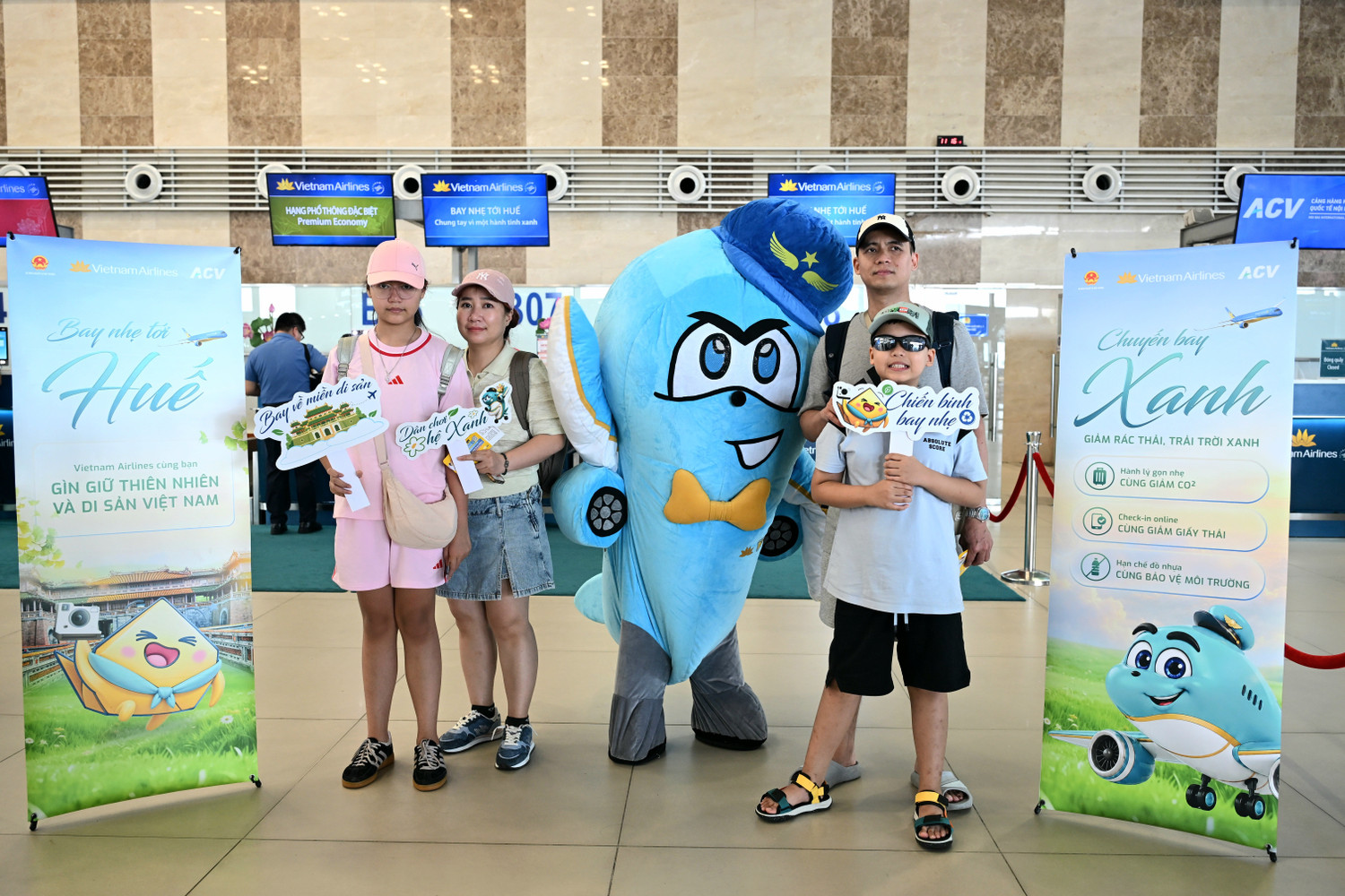 2-mascot-vietnam-airlines-dong-hanh-cung-hanh-khach-ngay-tu-diem-khoi-dau-cua-chuyen-bay-nhe-toi-hue.jpg