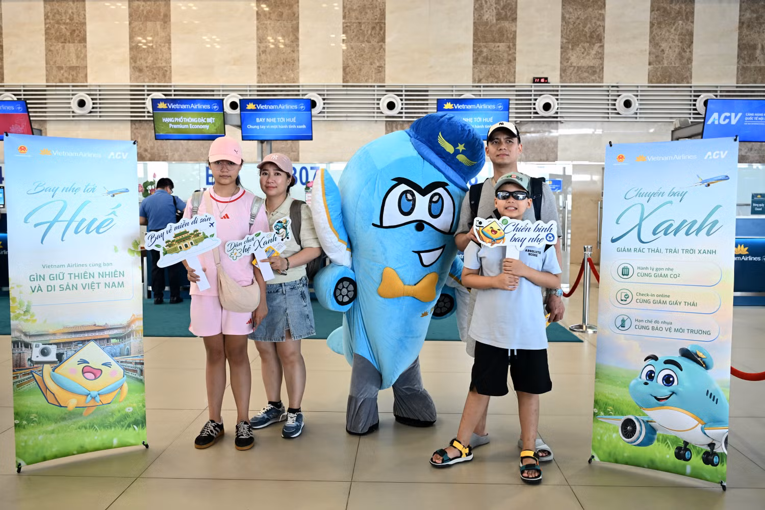 2-mascot-vietnam-airlines-dong-hanh-cung-hanh-khach-ngay-tu-diem-khoi-dau-cua-chuyen-bay-nhe-toi-hue.jpg