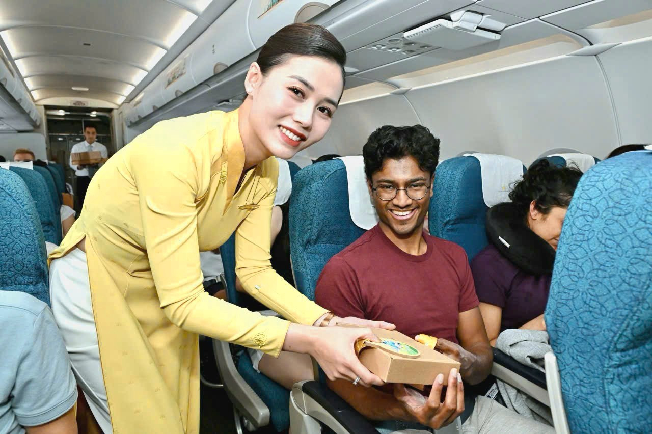7-tiep-vien-vietnam-airlines-trao-qua-than-thien-voi-moi-truong-ghi-nhan-su-dong-hanh-cua-hanh-khach-tren-chuyen-bay-nhe-toi-hue.jpg
