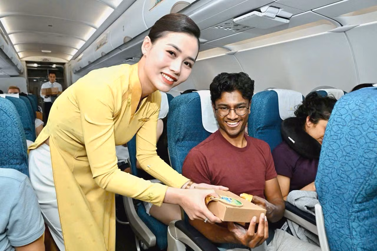 7-tiep-vien-vietnam-airlines-trao-qua-than-thien-voi-moi-truong-ghi-nhan-su-dong-hanh-cua-hanh-khach-tren-chuyen-bay-nhe-toi-hue.jpg