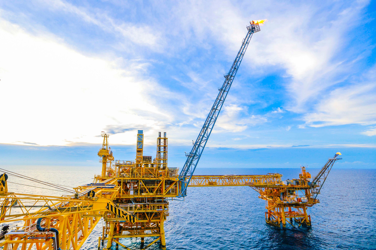 Ở lĩnh vực thăm dò khai thác, Petrovietnam đặt mục tiêu mở rộng hoạt động E&amp;P quốc tế, thúc đẩy M&amp;A, bảo đảm gia tăng trữ lượng và sản lượng trong dài hạn. (Ảnh: Giàn khai thác mỏ Sư Tử Trắng)