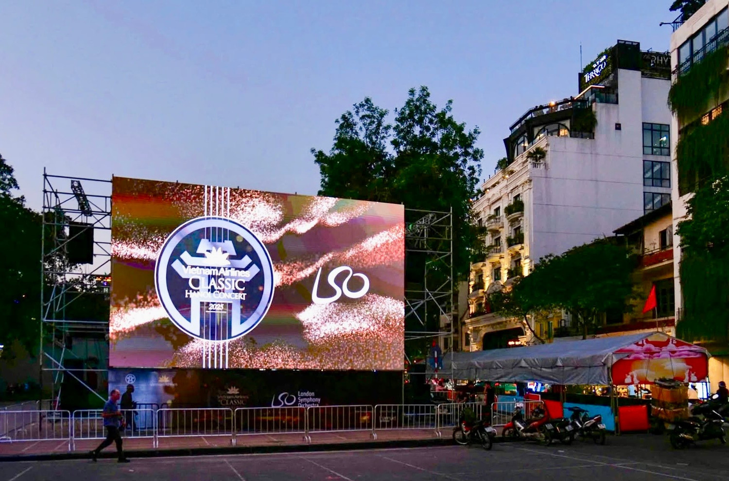 3-nam-2025-vietnam-airlines-classic-hanoi-concert-dua-am-nhac-giao-huong-den-gan-hon-voi-cong-chung-qua-hoat-dong-truyen-hinh-truc-tiep-tai-khu-vuc-pho-di-bo-ho-guom.jpg