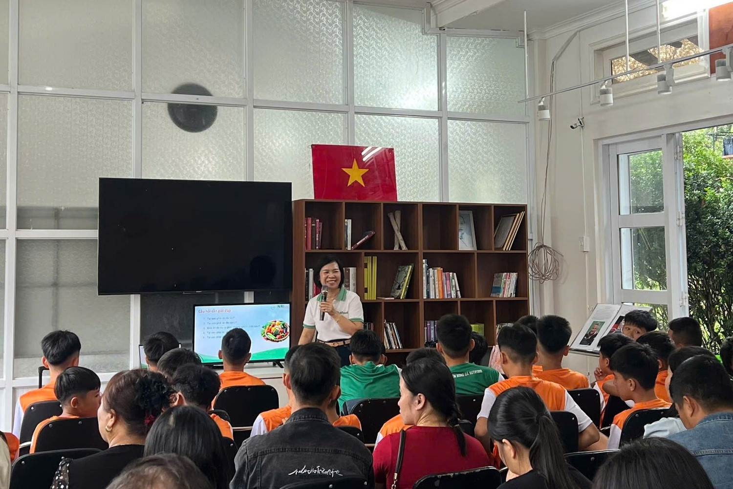 bac-si-nguyet-giang-day-ve-kien-thuc-dinh-duong-danh-cho-van-dong-vien-voi-cac-tan-hoc-vien-khoa-4.jpg