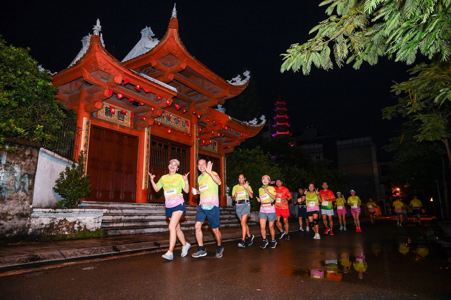 duong-chay-run-for-love-dua-cac-van-dong-vien-qua-nhung-khong-gian-mang-dau-an-mua-thu-ha-noi.jpg