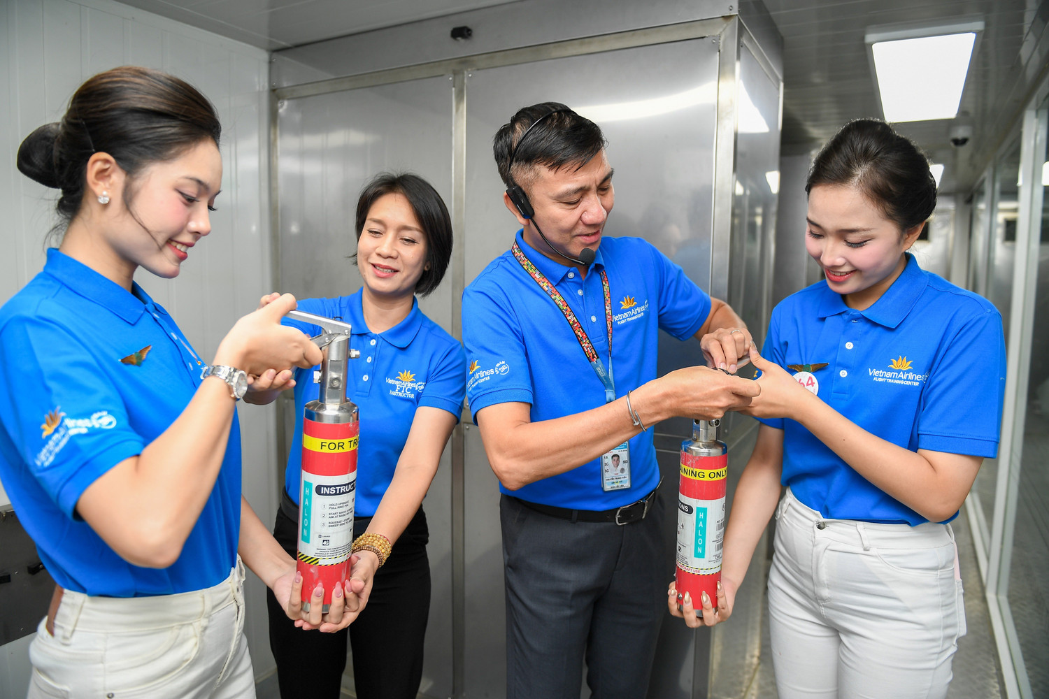 1-cac-thi-sinh-truc-tiep-tim-hieu-quy-trinh-dao-tao-tieu-chuan-nghe-nghiep-va-cong-viec-cua-tiep-vien-vietnam-airlines.jpg