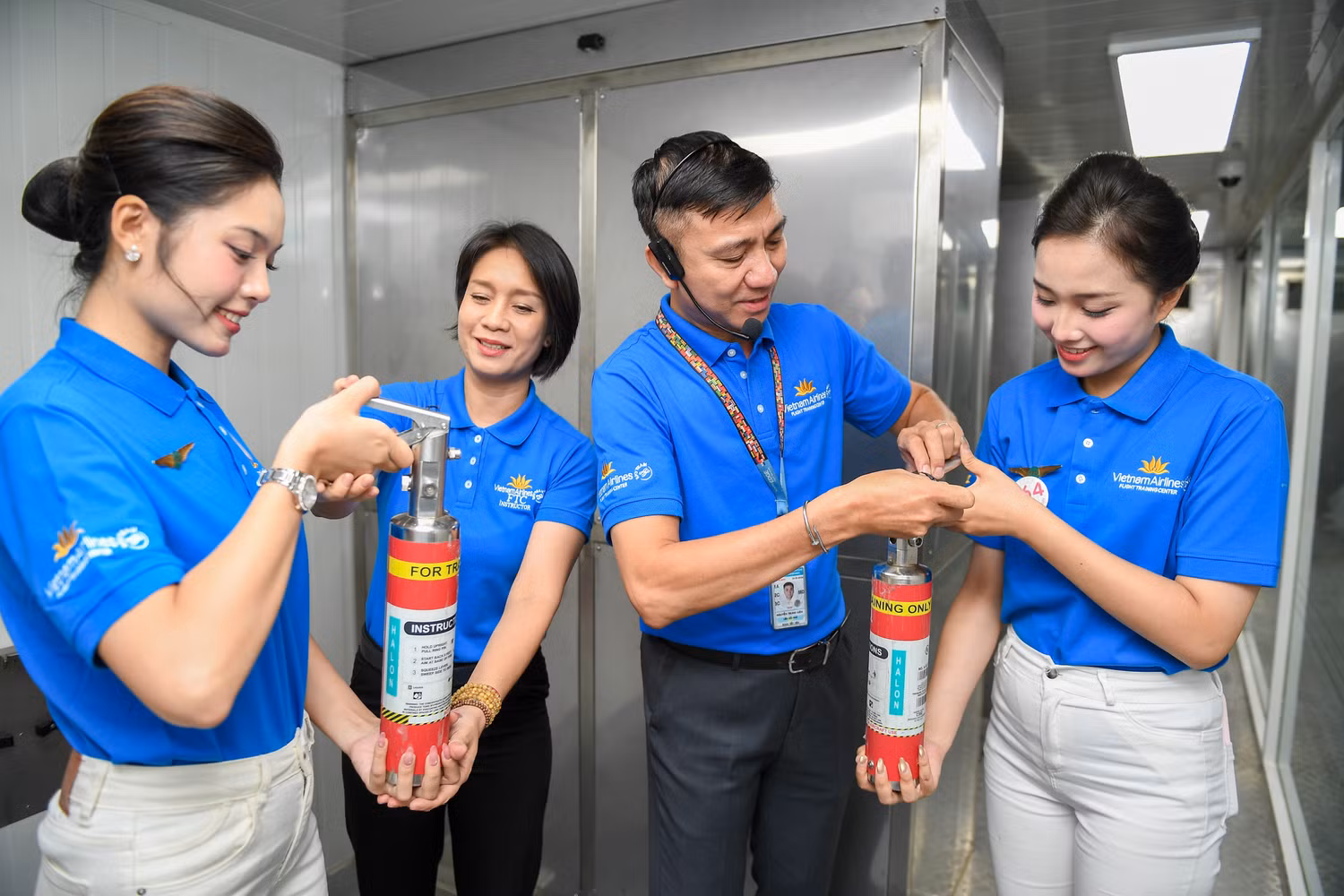 1-cac-thi-sinh-truc-tiep-tim-hieu-quy-trinh-dao-tao-tieu-chuan-nghe-nghiep-va-cong-viec-cua-tiep-vien-vietnam-airlines.jpg
