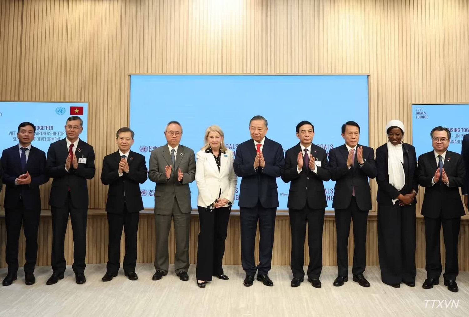 vna-potal-tong-bi-thu-chu-tich-nuoc-to-lam-du-le-trao-van-kien-thoa-thuan-hop-tac-voi-cac-co-quan-cua-lien-hop-quoc-2735.jpg