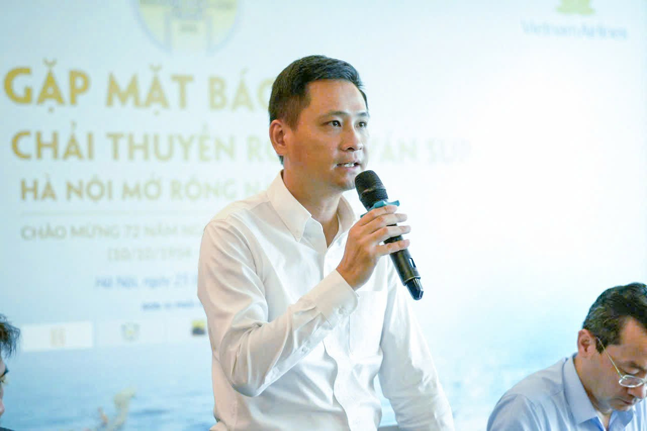 2-ong-le-nguyen-khoi-truong-phong-su-kien-tai-tro-ban-truyen-thong-vietnam-airlines-tra-loi-bao-chi-ve-nhung-thong-tin-lien-quan-den-giai-boi-chai-thuyen-rong-van-sup-mo-rong-nam-2026.jpg