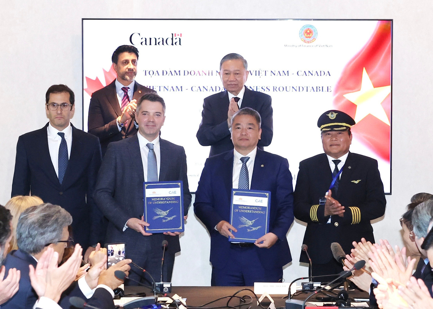 ong-le-truong-giang-thanh-vien-hdqt-tcthkvn-va-ong-simon-azar-pho-chu-tich-phu-trach-hkdan-dung-khu-vuc-chau-au-trung-dong-chau-phi-va-chau-a-cae-trao-mou-duoi-su-chung-kien-cua-tbt-ctn-to-lam-ttxvn.jpg