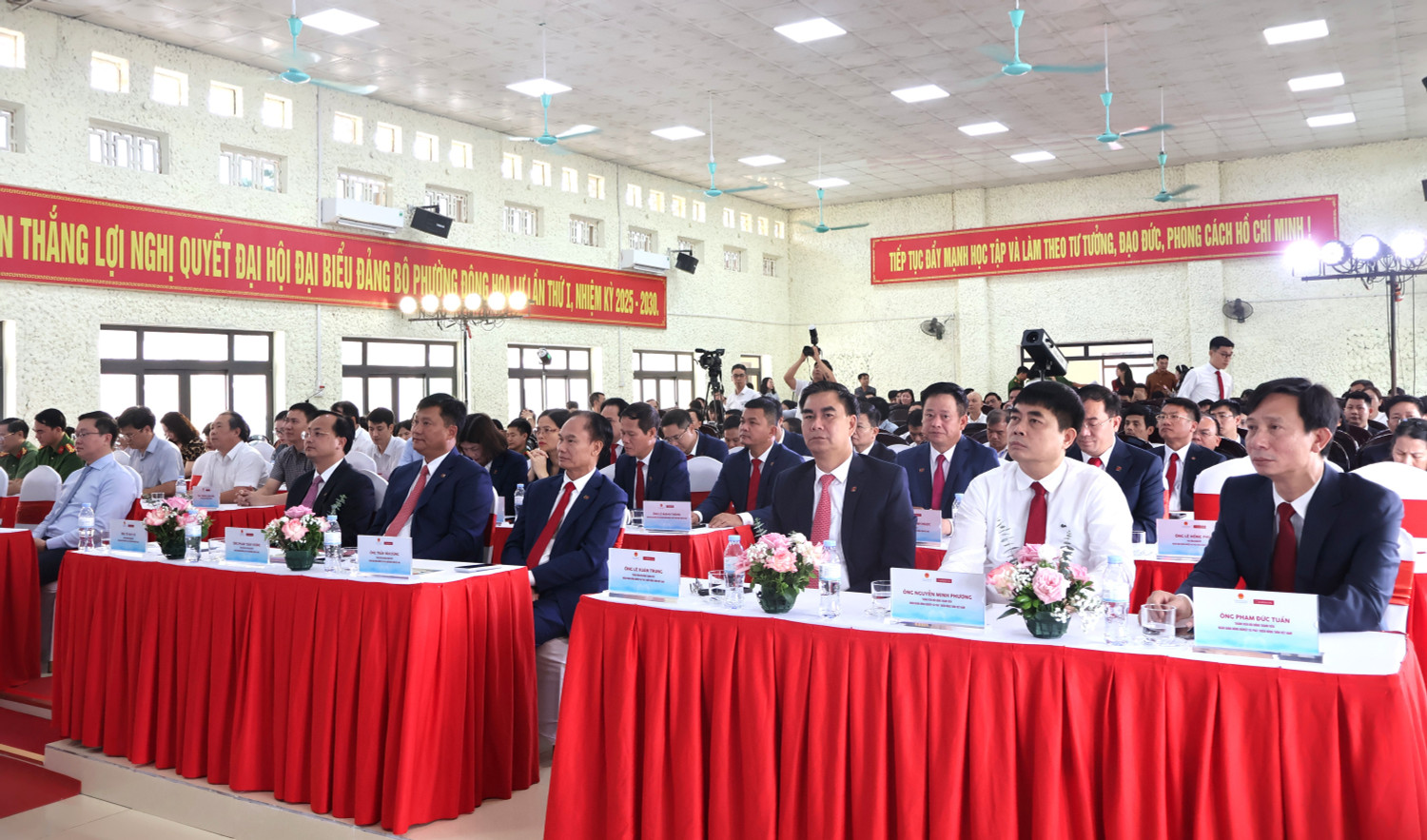 Các đại biểu tham dự buổi lễ