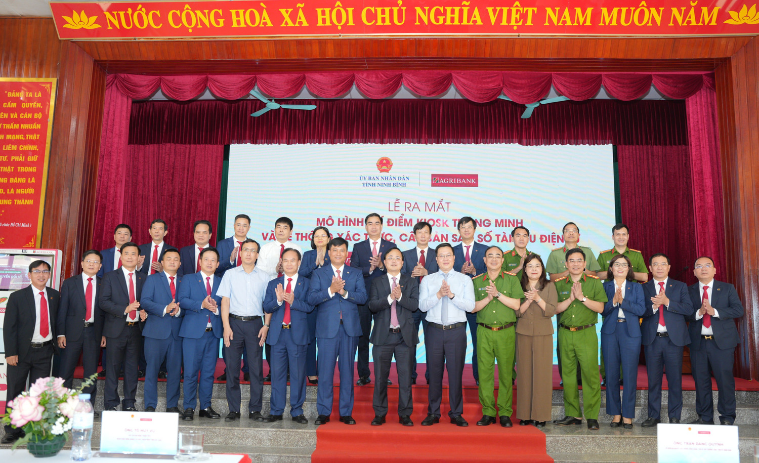 Đại biểu chụp ảnh lưu niệm tại buổi lễ