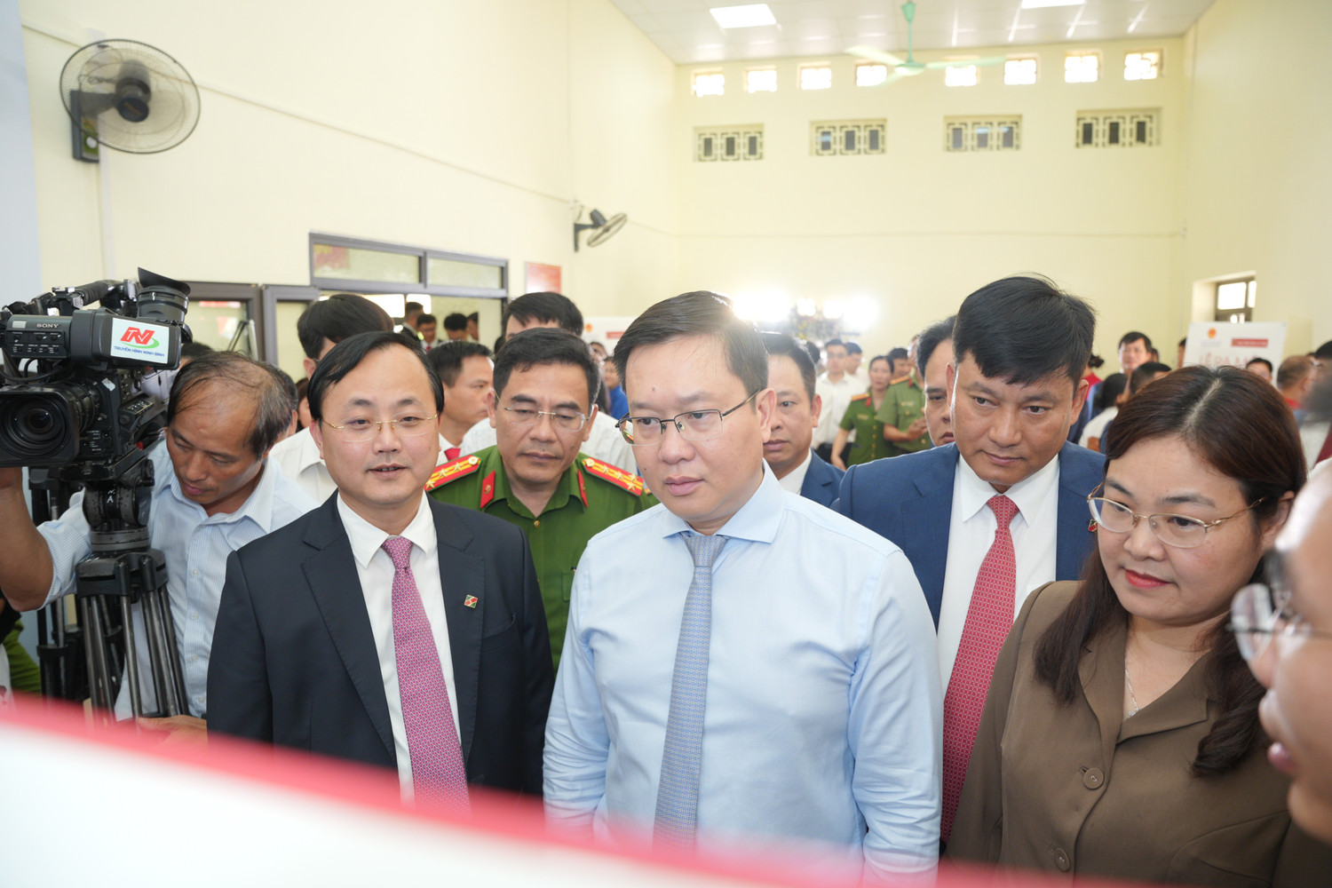 Đồng chí Tô Huy Vũ - Bí thư Đảng ủy, Chủ tịch Hội đồng thành viên Agribank và đồng chí Trần Đăng Quỳnh - Phó Bí thư Thường trực Tỉnh ủy cùng các đại biểu tham gia trải nghiệm Trạm dịch vụ công số.