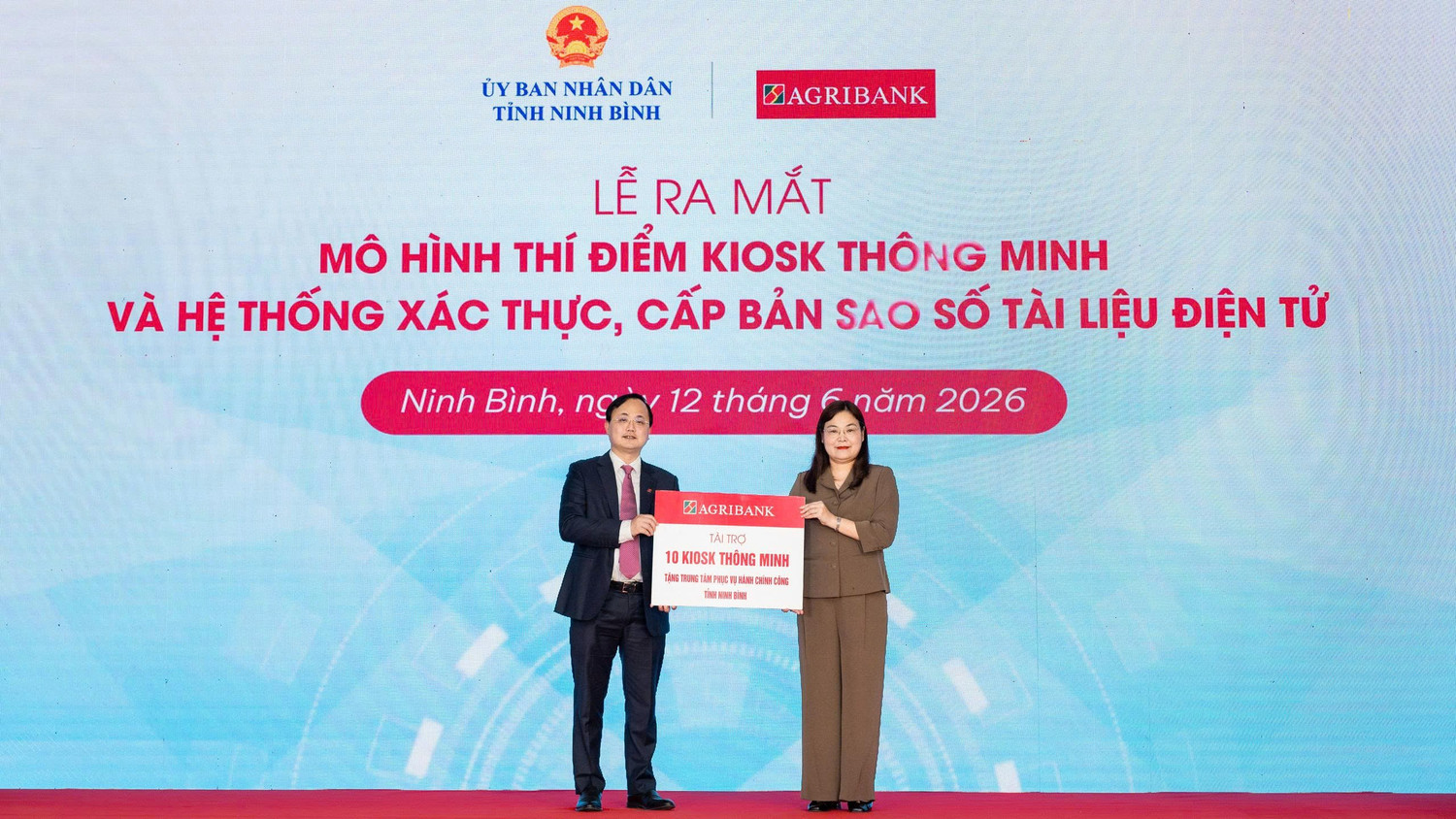 Đồng chí Tô Huy Vũ - Bí thư Đảng ủy, Chủ tịch Hội đồng thành viên Agribank trao tặng tài trợ Kiosk thông minh cho tỉnh Ninh Bình.