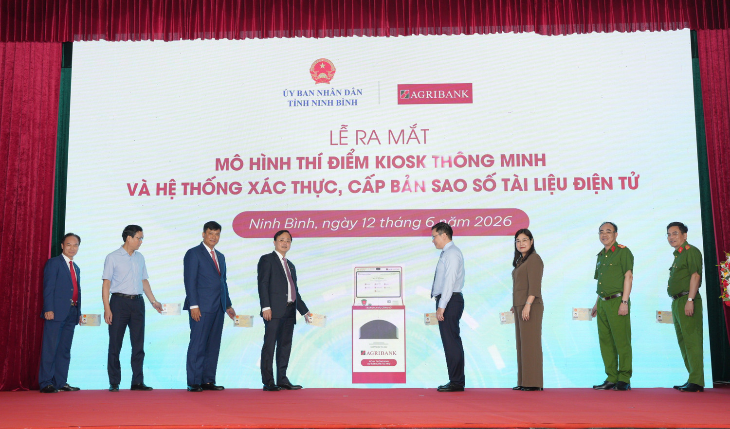 Các đại biểu thực hiện nghi thức ra mắt Trạm dịch vụ công số trên địa bàn tỉnh Ninh Bình