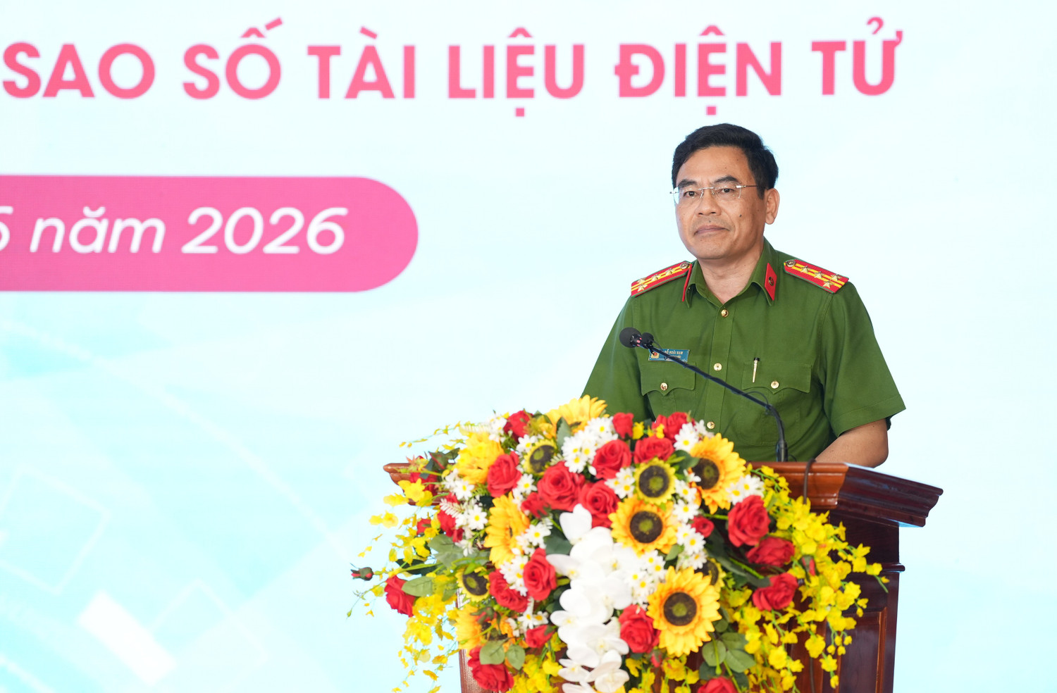 Đại tá Đỗ Hoài Nam - Phó Giám đốc Công an tỉnh Ninh Bình báo cáo kết quả phối hợp giữa các đơn vị để triển khai Trạm dịch vụ công số trên địa bàn tỉnh.