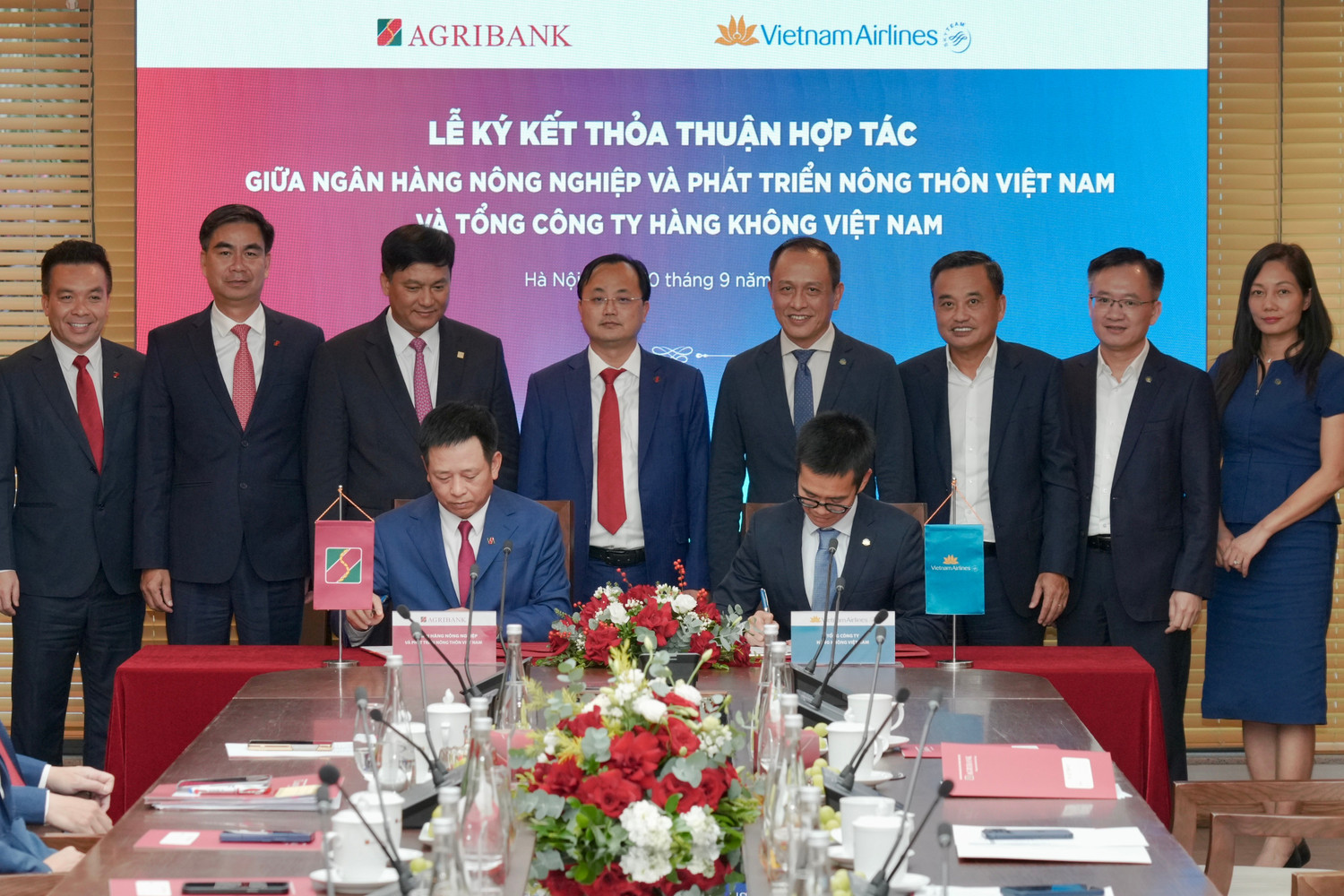 4-dai-dien-vietnam-airlines-va-agribank-cung-thuc-hien-nghi-thuc-ky-ket.jpg