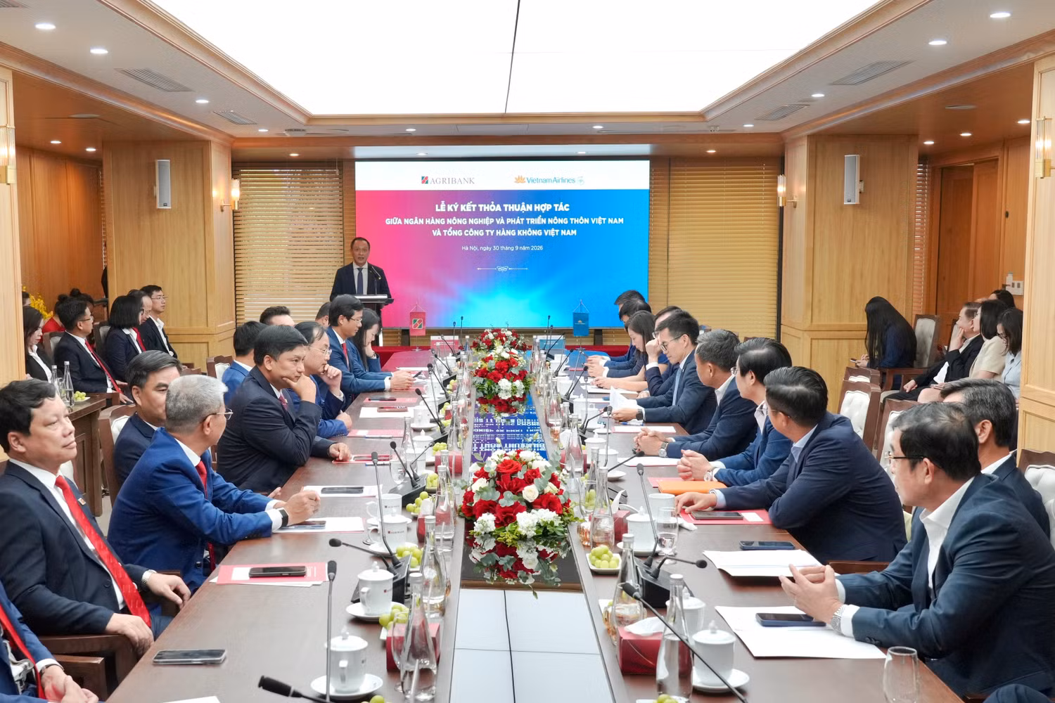 1-toan-canh-buoi-le-ky-ket-thoa-thuan-hop-tac-toan-dien-giua-vietnam-airlines-va-agribank.jpg