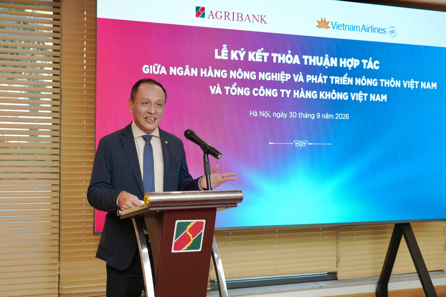 2-ong-le-hong-ha-tgd-vietnam-airlines-phat-bieu-tai-le-ky-ket-nhan-manh-tam-quan-trong-cua-viec-hop-tac-chien-luoc-cung-agribank-trong-giai-doan-moi.jpg