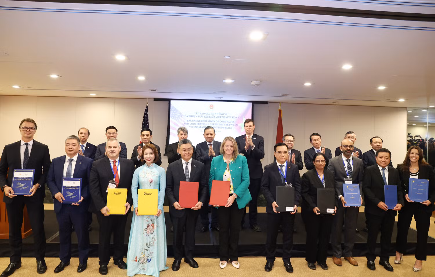 2-ong-le-truong-giang-thanh-vien-hdqt-vietnam-airlines-hang-1-thu-2-tu-trai-sang-trao-bien-ban-ghi-nho-hop-tac-voi-aws-duoi-su-chung-kien-cua-tong-bi-thu-chu-tich-nuoc-to-lam.jpg