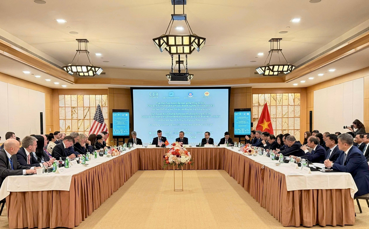 3-ong-le-truong-giang-thanh-vien-hdqt-vietnam-airlines-thu-nhat-tu-phai-qua-du-toa-dam-ban-tron-cap-cao-voi-cac-doanh-nghiep-lon-cua-hoa-ky.jpg