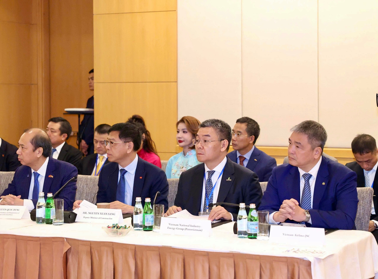 4-ong-le-truong-giang-thanh-vien-hdqt-vietnam-airlines-hang-1-thu-nhat-tu-phai-qua-du-toa-dam-ban-tron-cap-cao-voi-cac-doanh-nghiep-lon-cua-hoa-kyjpg.jpg