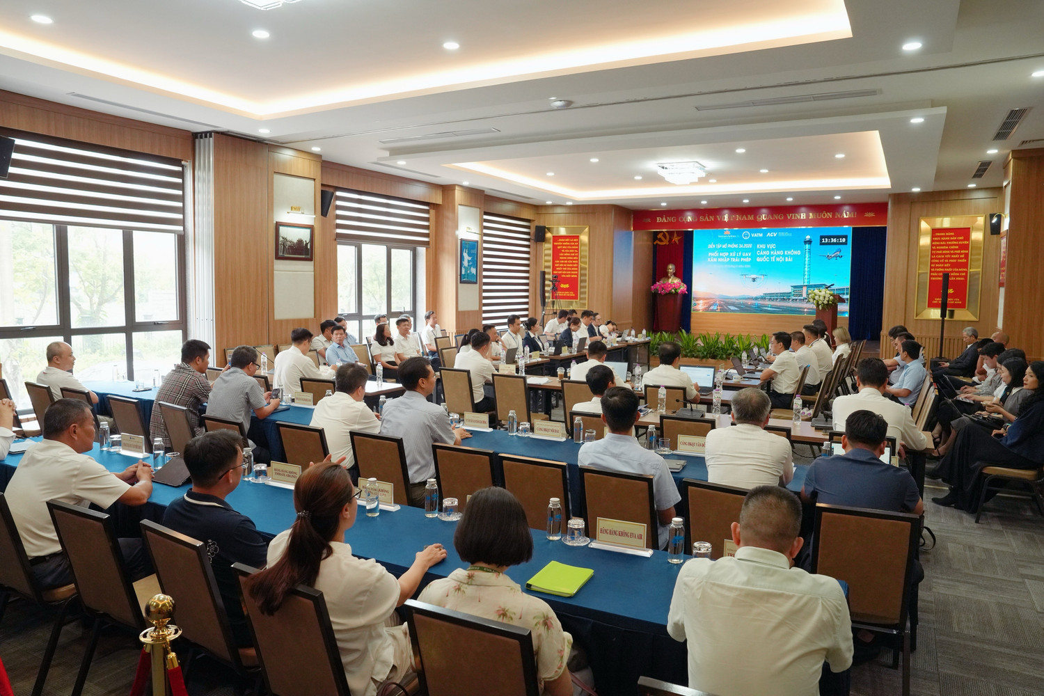 1-vietnam-airlines-da-phoi-hop-cung-vatm-va-acv-to-chuc-dien-tap-mo-phong-ung-pho-tinh-huong-thiet-bi-bay-khong-nguoi-lai-uav-xam-nhap-trai-phep-tai-san-bay-3a2026.jpg