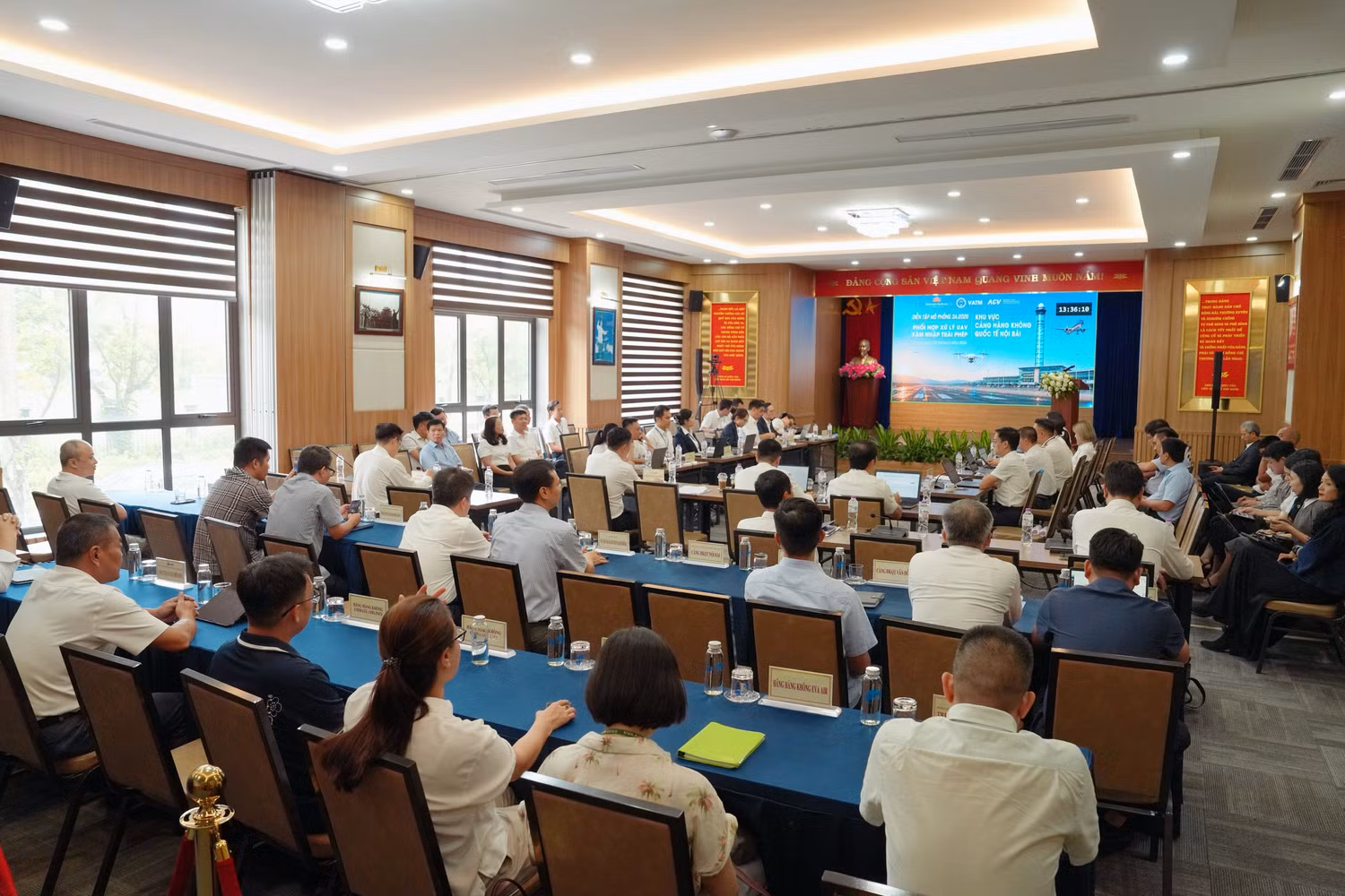 1-vietnam-airlines-da-phoi-hop-cung-vatm-va-acv-to-chuc-dien-tap-mo-phong-ung-pho-tinh-huong-thiet-bi-bay-khong-nguoi-lai-uav-xam-nhap-trai-phep-tai-san-bay-3a2026.jpg