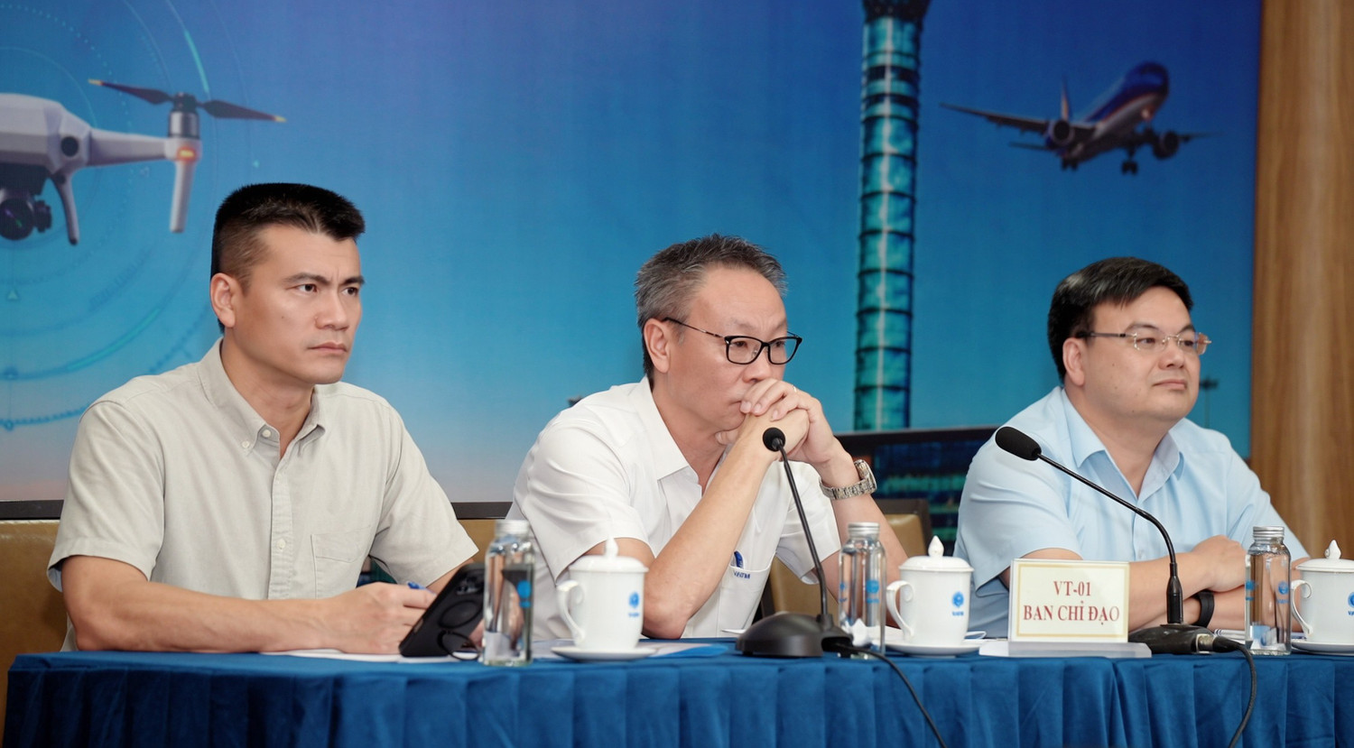 2-ban-chi-dao-dien-tap-gom-ong-to-ngoc-giang-ptgd-vietnam-airlines-ong-nguyen-manh-kien-ptgd-vatm-va-ong-to-tu-ha-giam-doc-cang-hkqt-noi-bai-lan-luot-tu-trai-qua.jpg