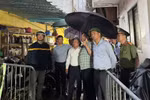 Chủ tịch UBND Thành phố Hà Nội Vũ Đại Thắng thăm, động viên gia đình vụ cháy tại phường Tây Hồ