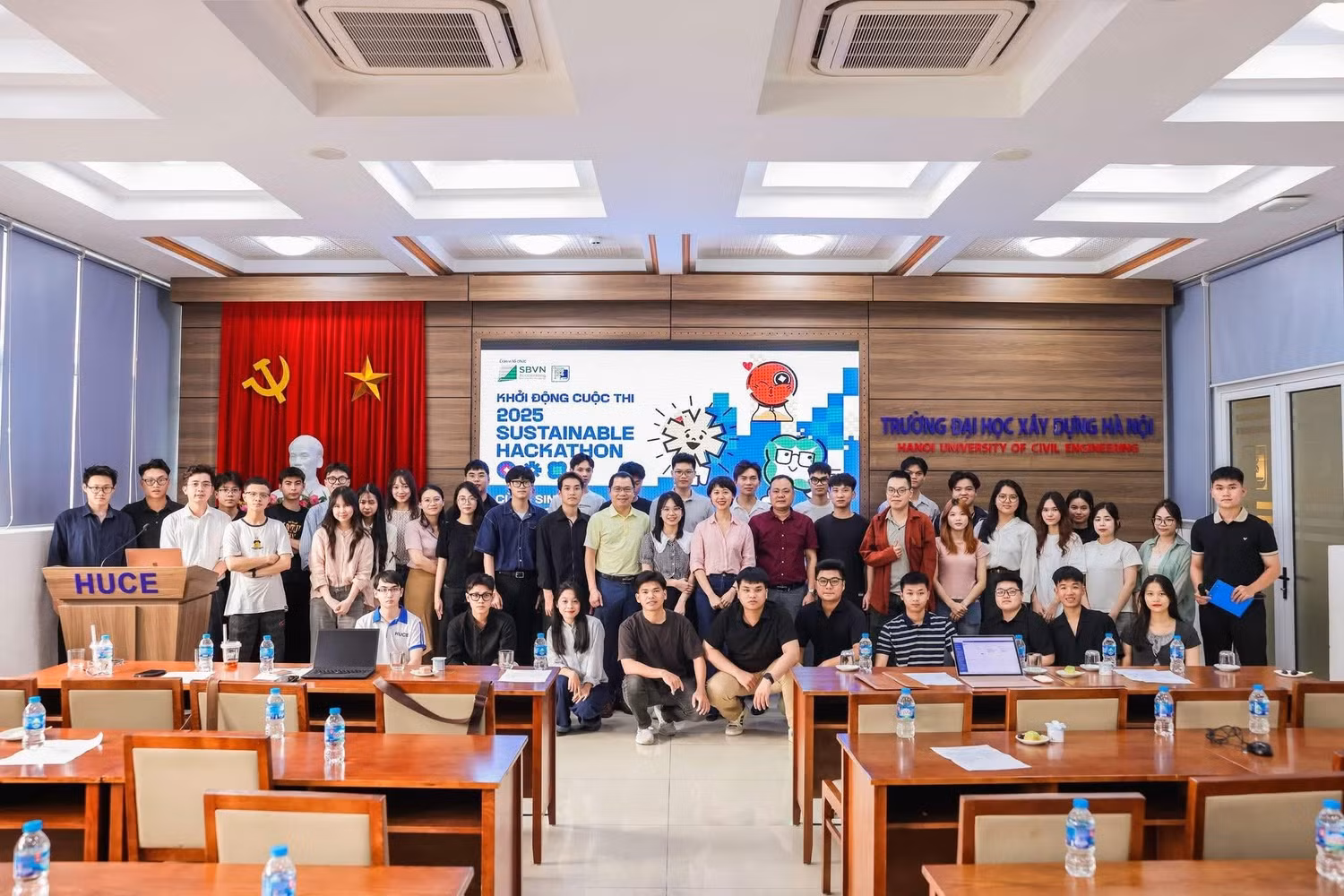 Sinh viên Trường Đại học Xây dựng Hà Nội tham dự cuộc thi “2025 Sustainable Hackathon” do nhà trường phối hợp cùng Chương trình Công trình Bền vững Việt Nam tổ chức. Ảnh: HUCE.