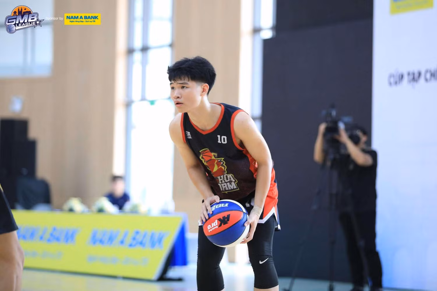 Cầu thủ mang áo số 10 Phạm Đình Thái Sơn đến từ Trường Trung học phổ thông Yên Hòa có ánh mắt quyết đoán cùng phong cách điềm tĩnh, toát lên vẻ trưởng thành và tự tin trên sân đấu.