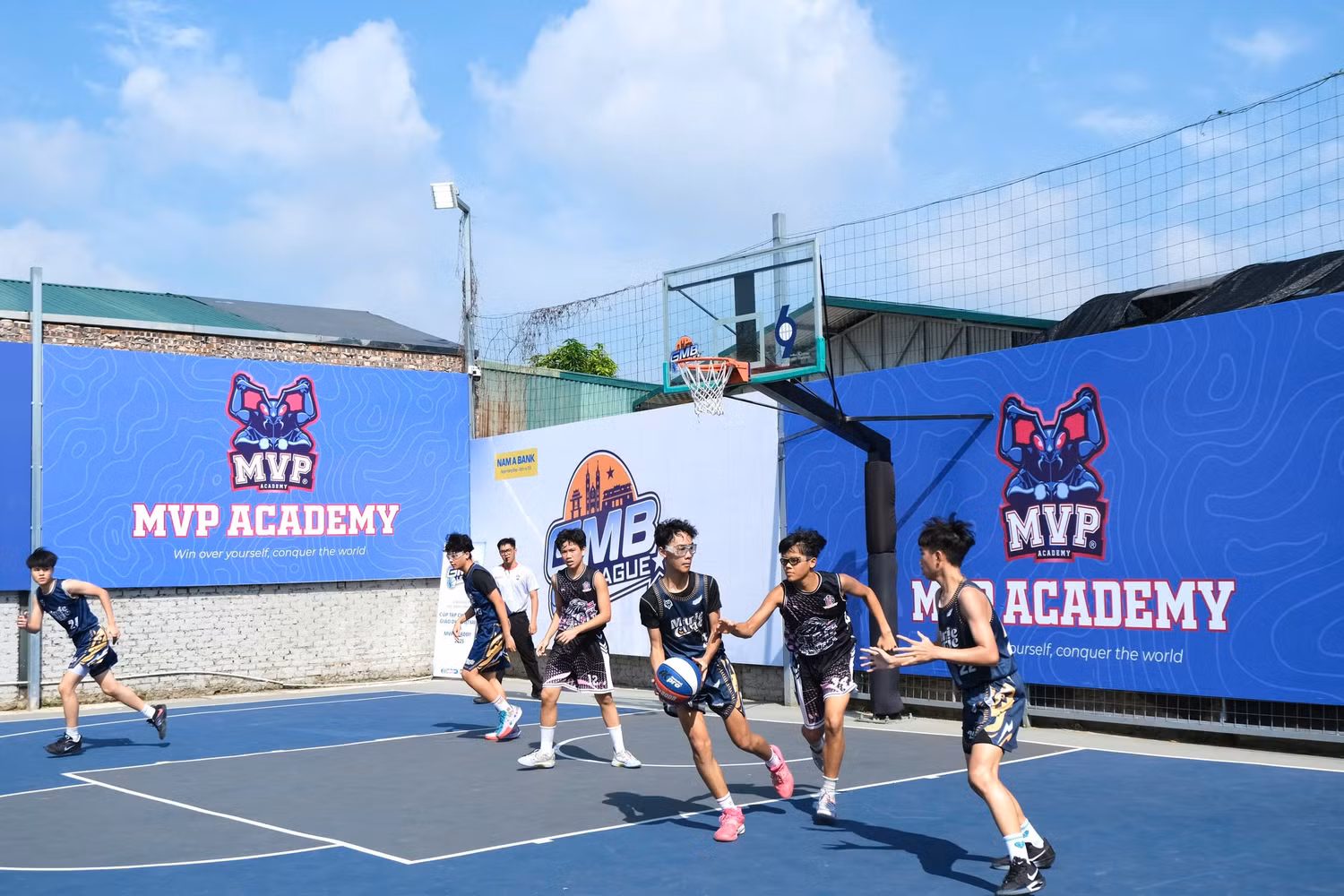 Các cầu thủ "chạy bài" nhuần nhuyễn.