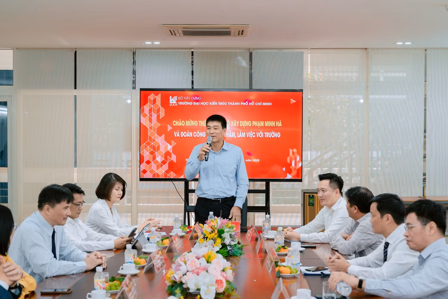 Thứ trưởng Bộ Xây dựng Phạm Minh Hà chỉ đạo những nội dung cần được cụ thể hóa thông qua hội nghị ký kết hợp tác. Ảnh: NTCC.