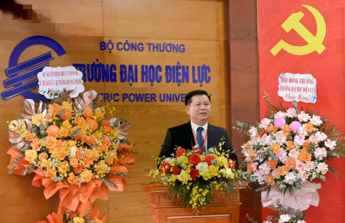 Phó giáo sư, Tiến sĩ Đinh Văn Châu - Phó Bí thư Đảng ủy, Hiệu trưởng nhà trường phát biểu tại Đại hội. Ảnh: EPU.