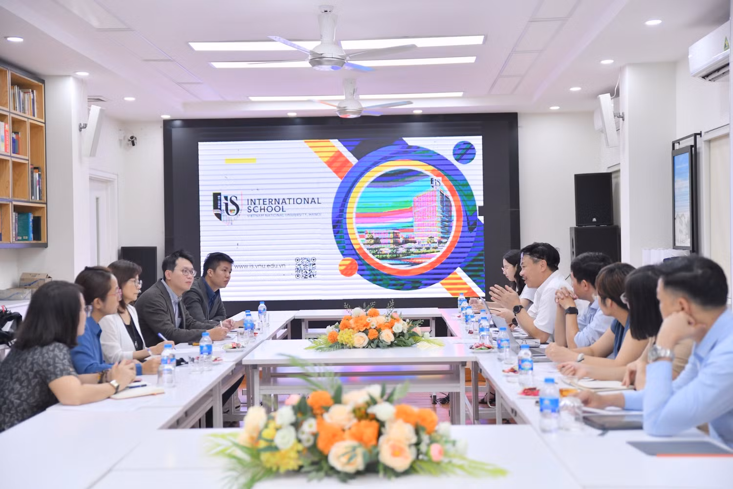 Đội ngũ giảng viên Trường Quốc tế - Đại học Quốc gia Hà Nội luôn chủ động bồi dưỡng trình độ chuyên môn, nâng cao kinh nghiệm giảng dạy và mở rộng hợp tác liên kết quốc tế. Ảnh: website nhà trường.
