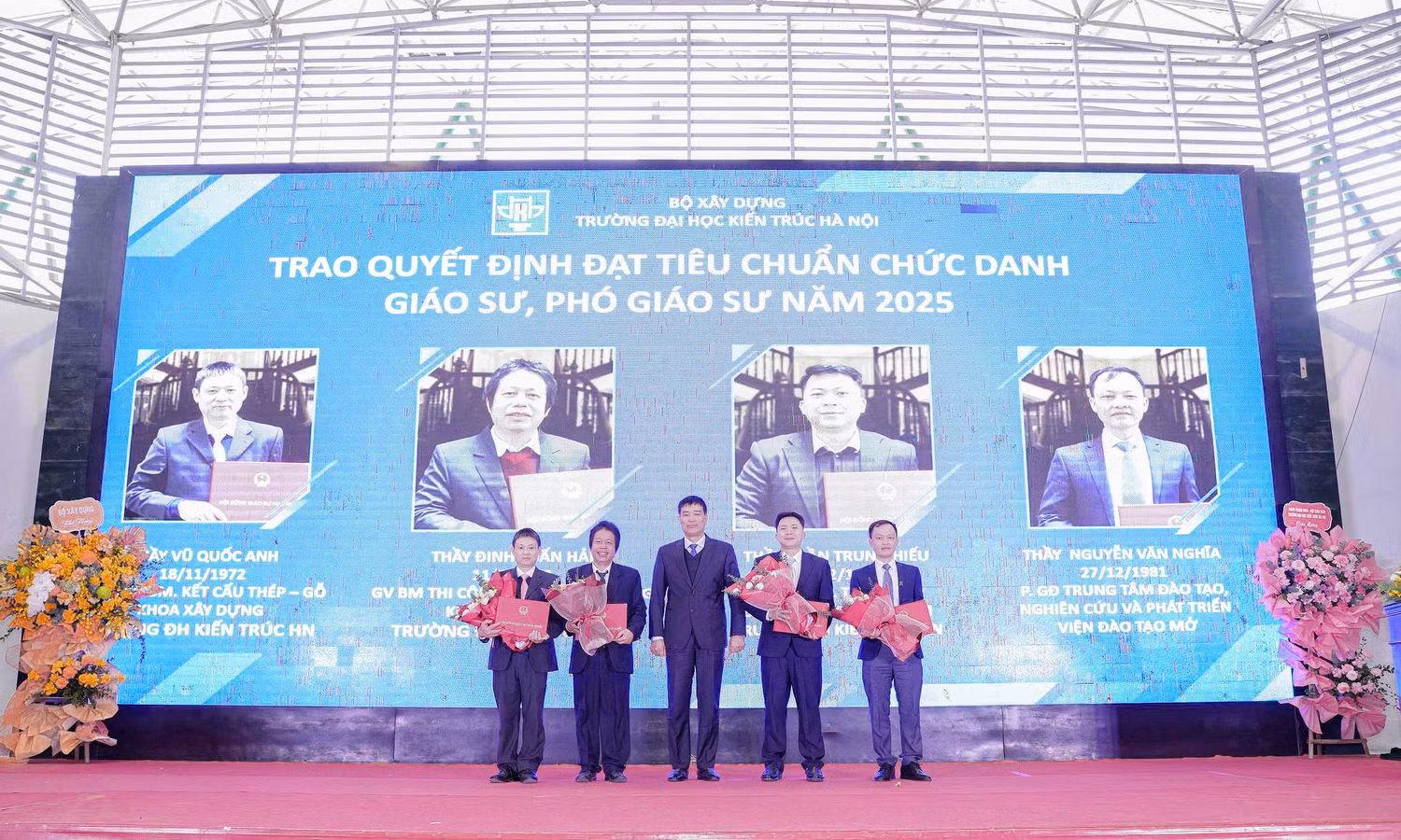 Phó Giáo sư, Tiến sĩ Phạm Minh Hà - Thứ trưởng Bộ Xây dựng lên trao Giấy chứng nhận cho 4 giảng viên - nhà khoa học đạt tiêu chuẩn chức danh giáo sư, phó giáo sư năm 2025. Ảnh: NTCC.