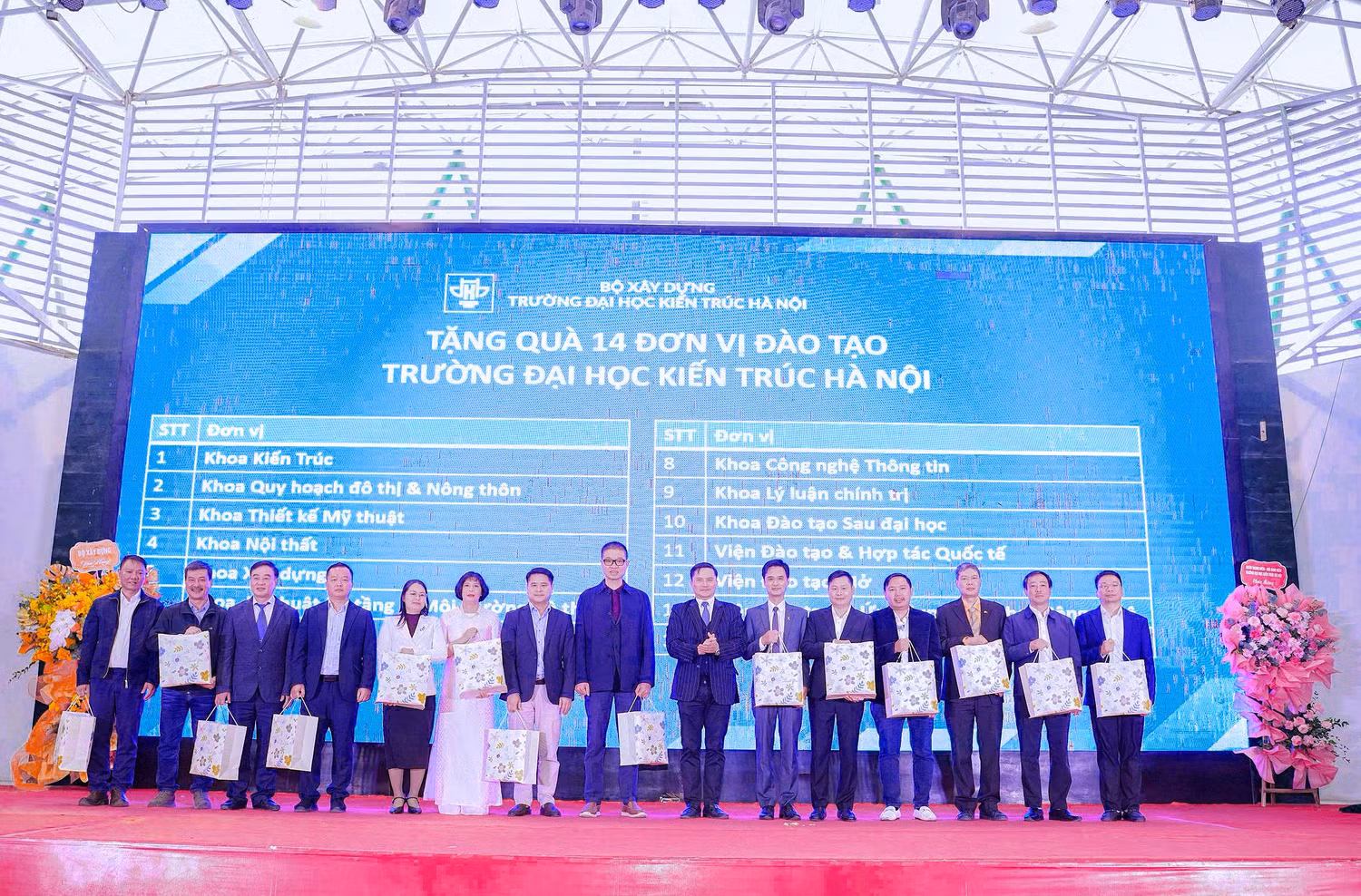 Lễ kỷ niệm Ngày Nhà giáo Việt Nam là dịp để gửi gắm sự tri ân sâu sắc đến đội ngũ thầy cô giáo, góp phần tiếp nối và phát huy những giá trị bền vững của Trường Đại học Kiến trúc Hà Nội. Ảnh: NTCC.