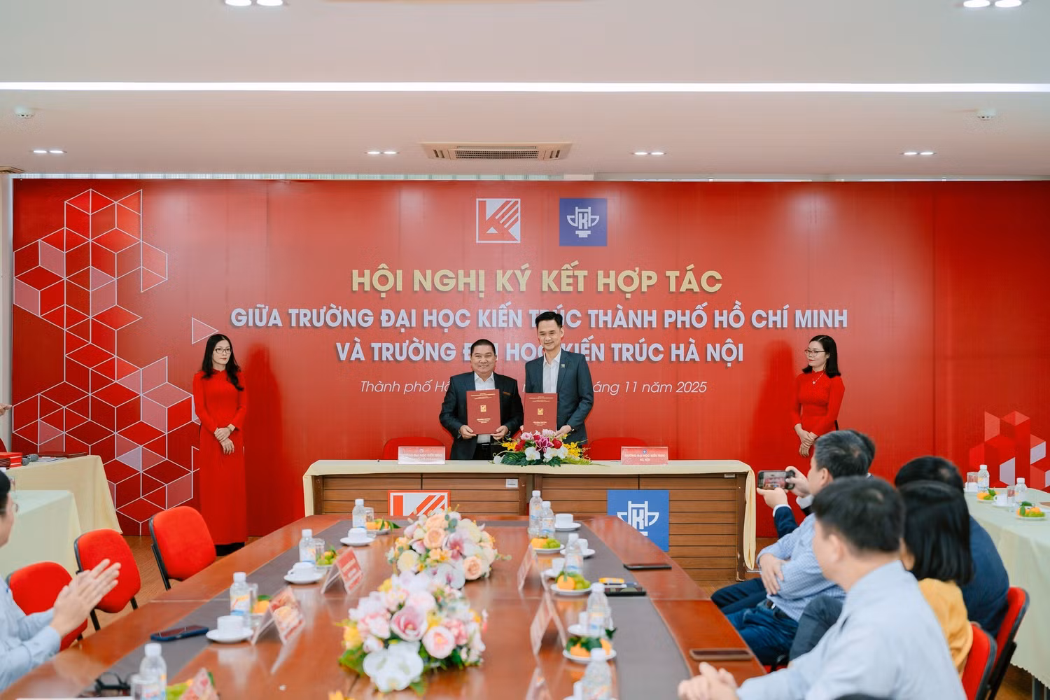 Khoa Mỹ thuật UAH và khoa Thiết kế Mỹ thuật HAU trao ký kết hợp tác