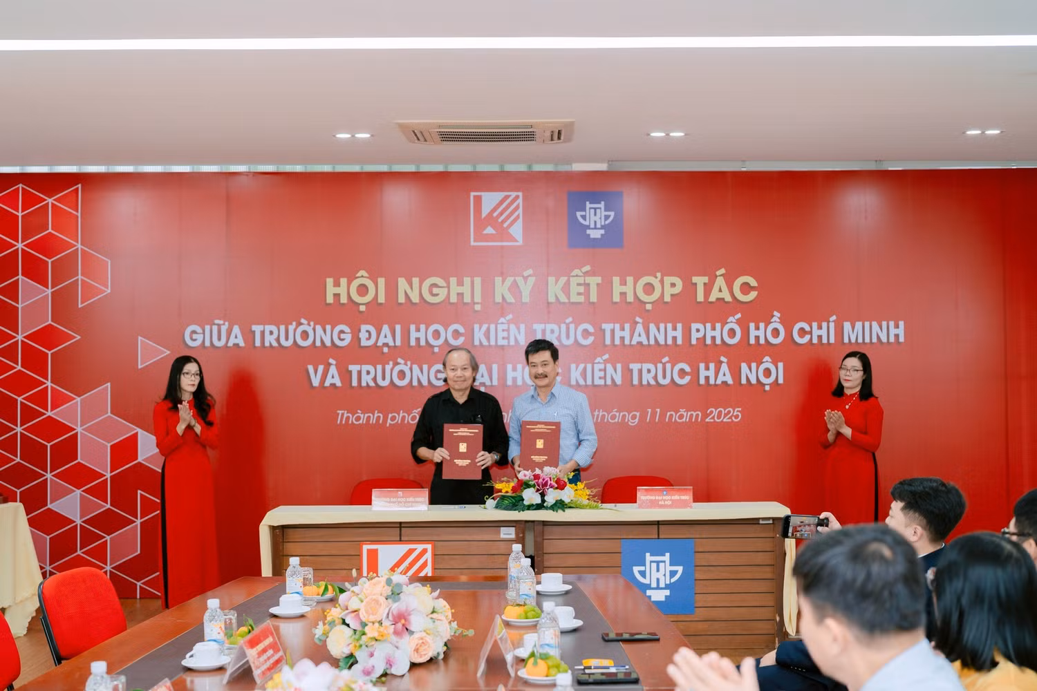 Khoa Kiến trúc UAH và Khoa Kiến trúc HAU trao ký kết hợp tác.