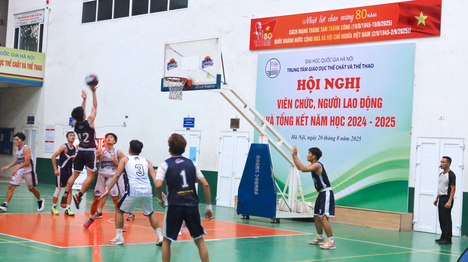 Các đội thể hiện những pha ném bóng vào rổ chuẩn xác.