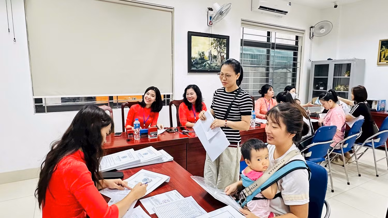 Đội ngũ cán bộ, giáo viên Trường Tiểu học Thành Công B (Hà Nội) trực, hỗ trợ phụ huynh học sinh đăng ký tuyển sinh trực tuyến. Ảnh: NTCC.