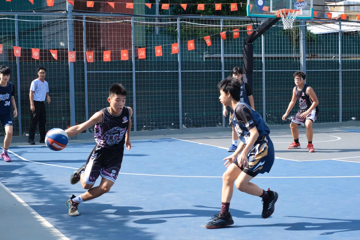 Hai bên liên tiếp "ăn miếng, trả miếng".