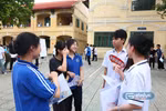 Các thí sinh phấn khởi khi hoàn thành bài thi Ngữ văn (Ảnh: LT)