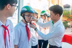 Hải Phòng: 1.000 học sinh Trường Trung học cơ sở Đông Hải được tặng mũ bảo hiểm